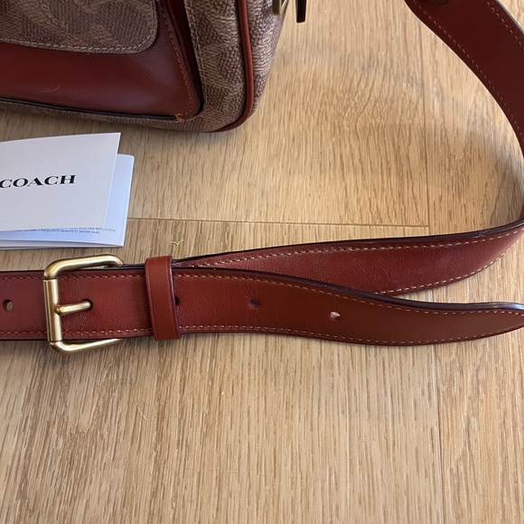 Coach Willow Camera Crossbody In Coated Canvas Signature Tan - Picture 4 of 11